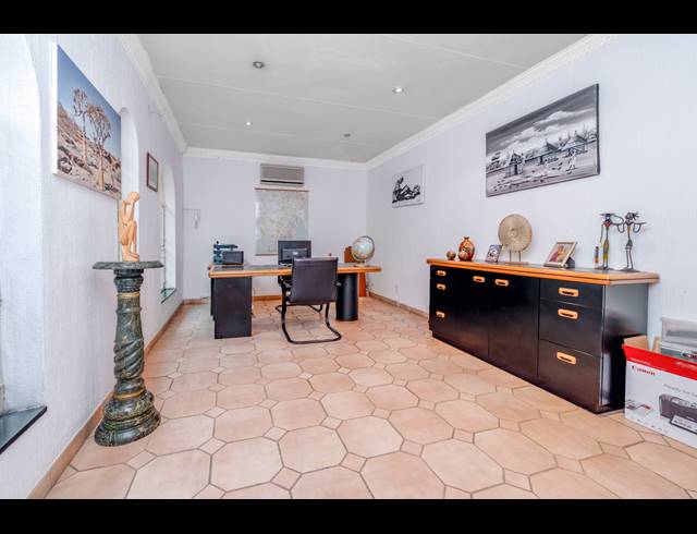 9 BEDROOM FREESTANDING FOR SALE IN BRYANSTON